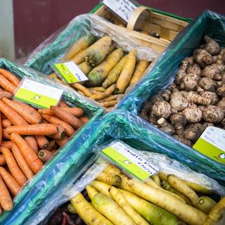 Des produits bio sur un marché à la ferme en avril 2020. [Keystone - Jean-Christophe Bott]