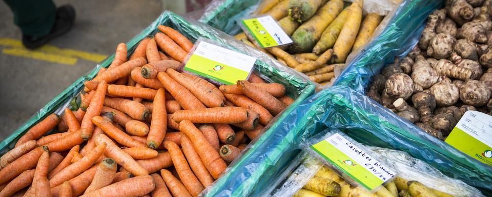 Des produits bio sur un marché à la ferme en avril 2020. [Keystone - Jean-Christophe Bott]