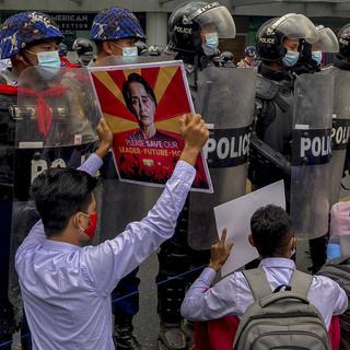 Des dizaines de milliers de personnes protestent contre le coup d'état militaire dans les rues de Rangoun, la plus grande ville de Birmanie, le 18 février 2021. [AP photo]