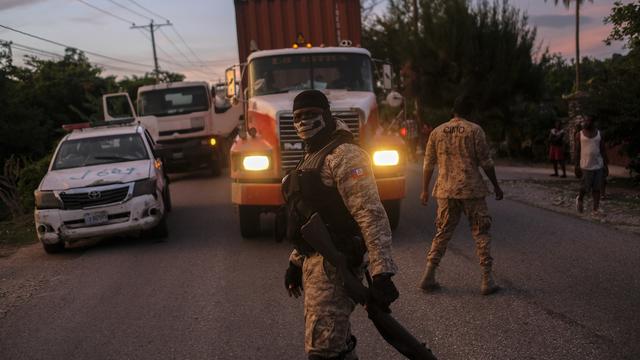 Des convois humanitaires sous surveillance policière dans un quartier des Cayes, en Haïti, 20.08.2021. [AP/Keystone - Matias Delacroix]