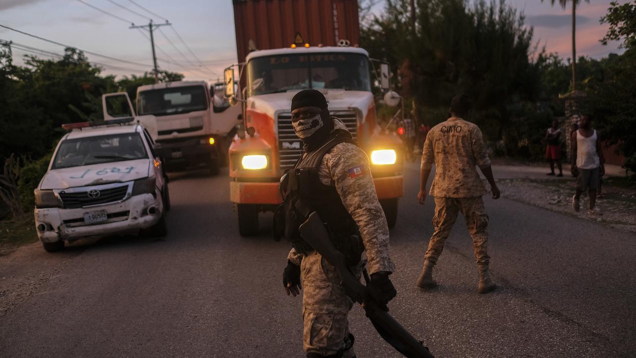 Des convois humanitaires sous surveillance policière dans un quartier des Cayes, en Haïti, 20.08.2021. [AP/Keystone - Matias Delacroix]