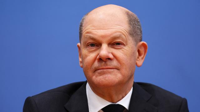 Olaf Scholz veut défendre l'activité économique du port de Hambourg malgré les critiques. [AFP - Emmanuele Contini / NurPhoto]