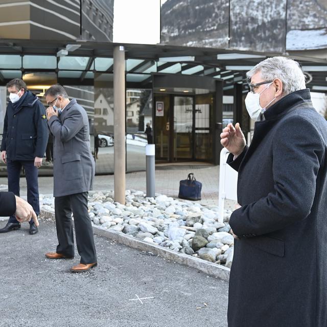 Le président de Lonza Albert Baehny accueille Alain Berset. [KEYSTONE - Alessandro della Valle]