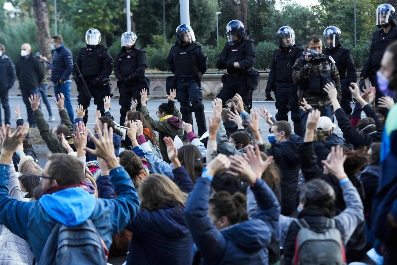Des manifestants et manifestantes pour le climat, en marge du G20 à Rome. [AP/Keystone - Luca Bruno]