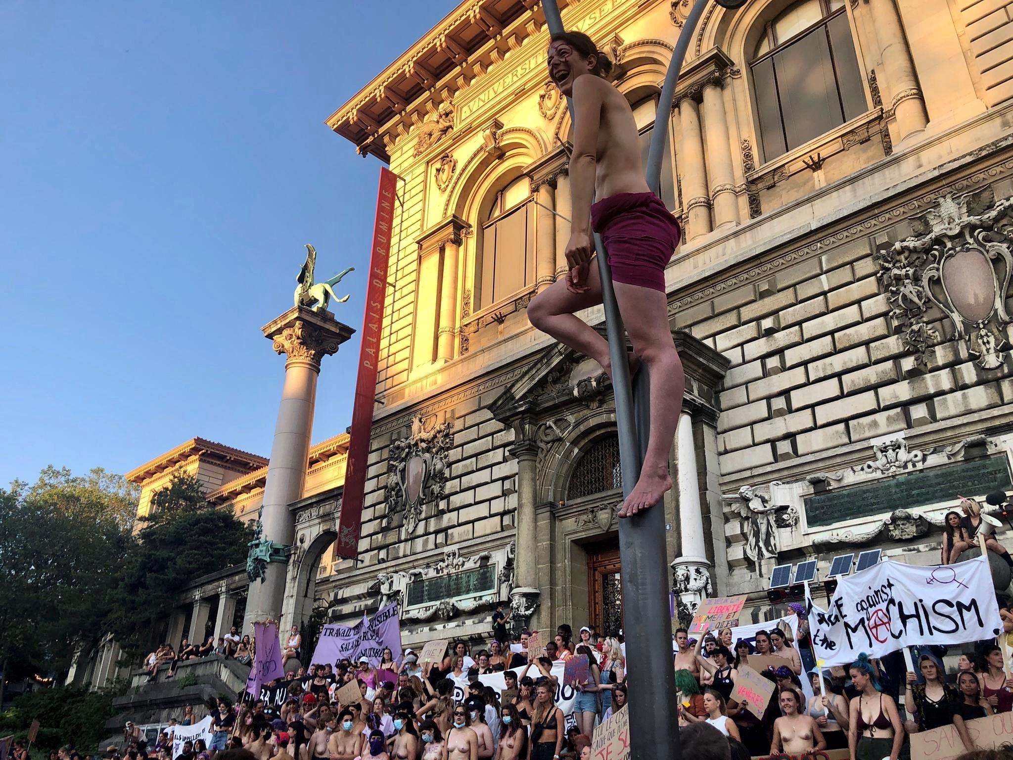 Entre 8000 et 10'000 personnes ont défilé pour la Grève féministe à Lausanne, le 14 juin 2021. [RTS - Laurence Froidevaux]
