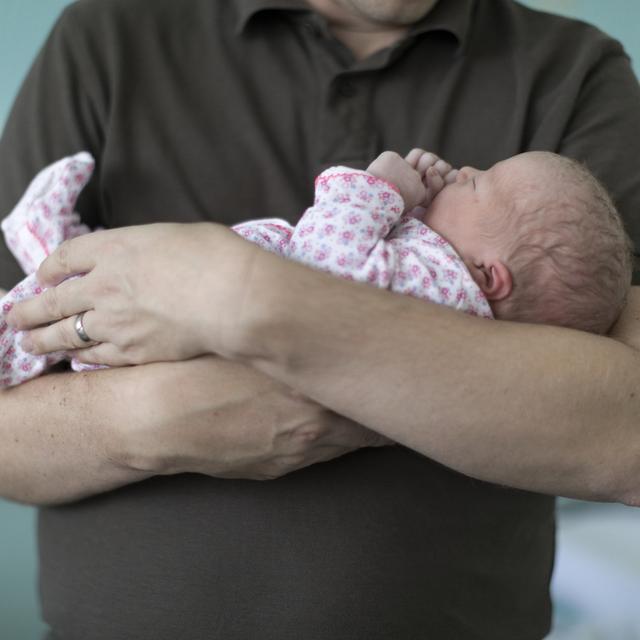 Le Grand Conseil tessinois a voté un congé parental de deux semaines lundi, par 43 voix pour et 37 contre. [Keystone - Gaëtan Bally]