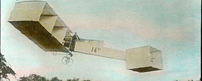 Diapositive du 14-bis, l'aéroplane d'Alberto Santos-Dumont en 1906. Avant ce vol, il avait déjà conçu et piloté un des premiers dirigeables. Il est le premier pilote à posséder les trois brevets: ballon, dirigeable et aéroplane. [flickr - Richard]