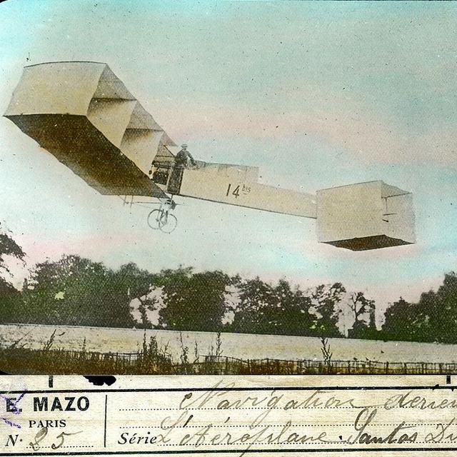Diapositive du 14-bis, l'aéroplane d'Alberto Santos-Dumont en 1906. Avant ce vol, il avait déjà conçu et piloté un des premiers dirigeables. Il est le premier pilote à posséder les trois brevets: ballon, dirigeable et aéroplane. [flickr - Richard]