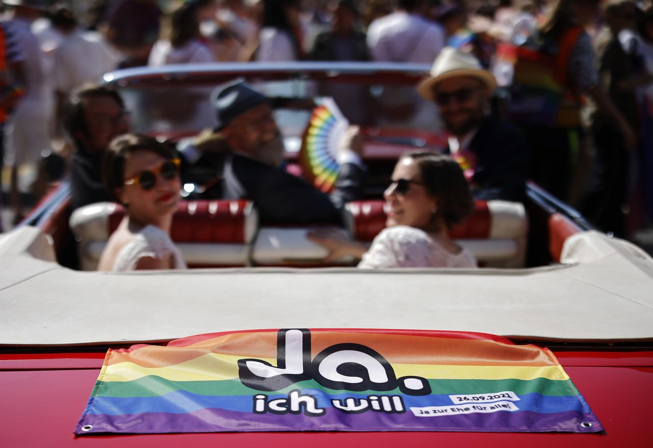 Le slogan de la manifestation était placé sous le signe de la votation prochaine: "Fais-toi confiance. Mariage pour tous maintenant". [Keystone - Michael Buholzer]