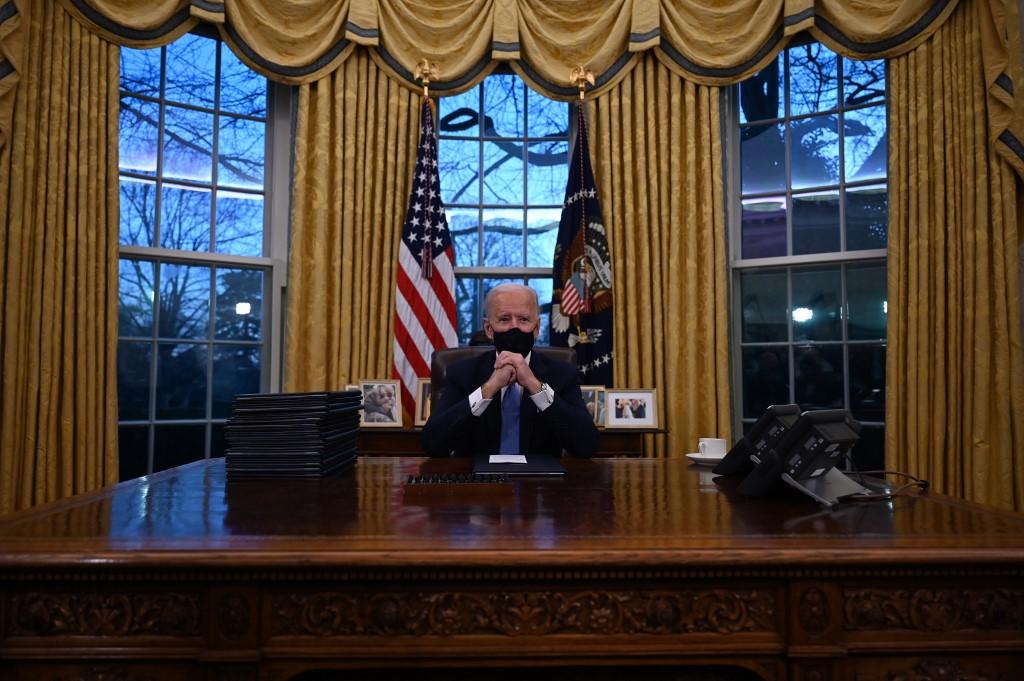 Joe Biden pose dans le Bureau ovale de la Maison Blanche. [AFP - Jim Watson]