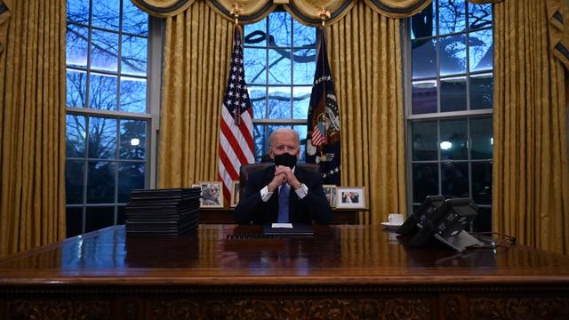 Joe Biden pose dans le Bureau ovale de la Maison Blanche. [AFP - Jim Watson]