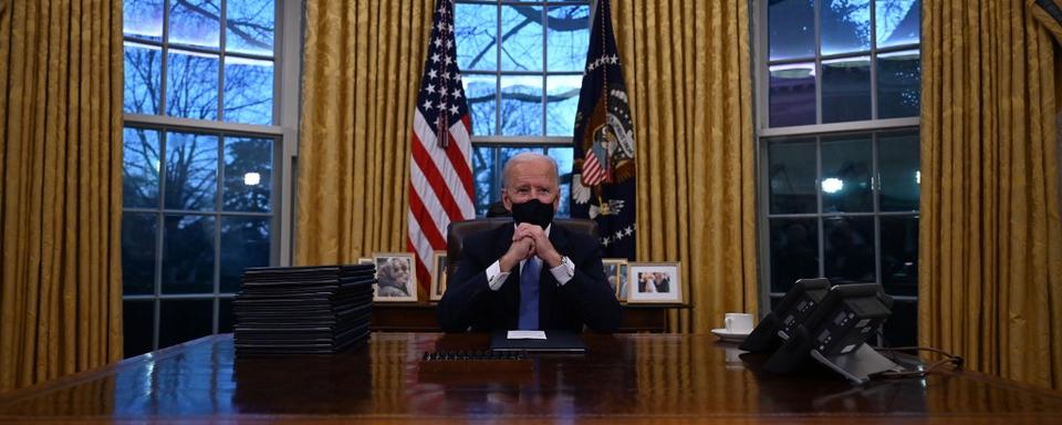 Joe Biden pose dans le Bureau ovale de la Maison Blanche. [AFP - Jim Watson]