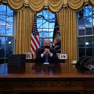 Joe Biden pose dans le Bureau ovale de la Maison Blanche. [AFP - Jim Watson]