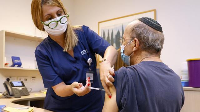 Israël appelle ses citoyens âgés de plus de 60 ans à recevoir une troisième dose de vaccin. [AFP - Jack Guez]