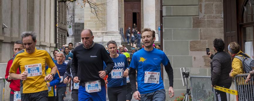 Des participants courent, durant la 42ème Course de l'Escalade à Genève, Suisse, le samedi 30 novembre 2019. [Keystone - Martial Trezzini]