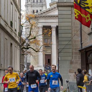 Des participants courent, durant la 42ème Course de l'Escalade à Genève, Suisse, le samedi 30 novembre 2019. [Keystone - Martial Trezzini]