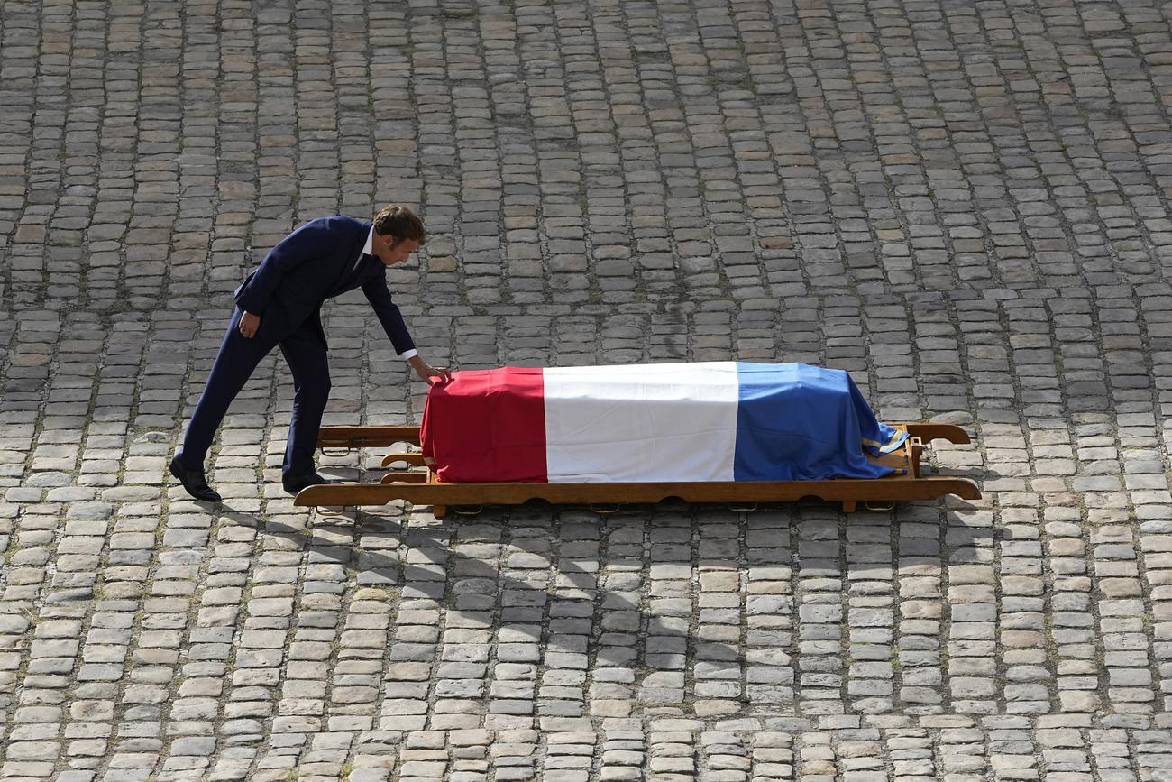 Le président Macron devant le cercueil de Jean-Paul Belmondo. [Keystone - AP Photo/ Michel Euler]