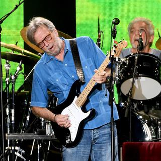 Eric Clapton joue au Forum d'Inglewood aux Etats-Unis en 2017. [Getty Images via AFP - Kevin Winter]