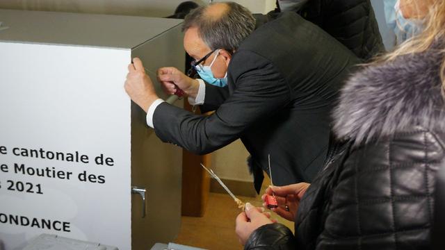 Les urnes ont été scellées à l'Hôtel de Ville de Moutier par huit fonctionnaires de la Confédération en vue de la votation du 28 mars. [RTS - Gaël Klein]