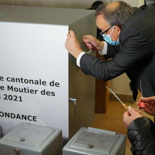 Les urnes ont été scellées à l'Hôtel de Ville de Moutier par huit fonctionnaires de la Confédération en vue de la votation du 28 mars. [RTS - Gaël Klein]