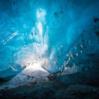 Grotte de glace bleue [depositphotos - aiisha]