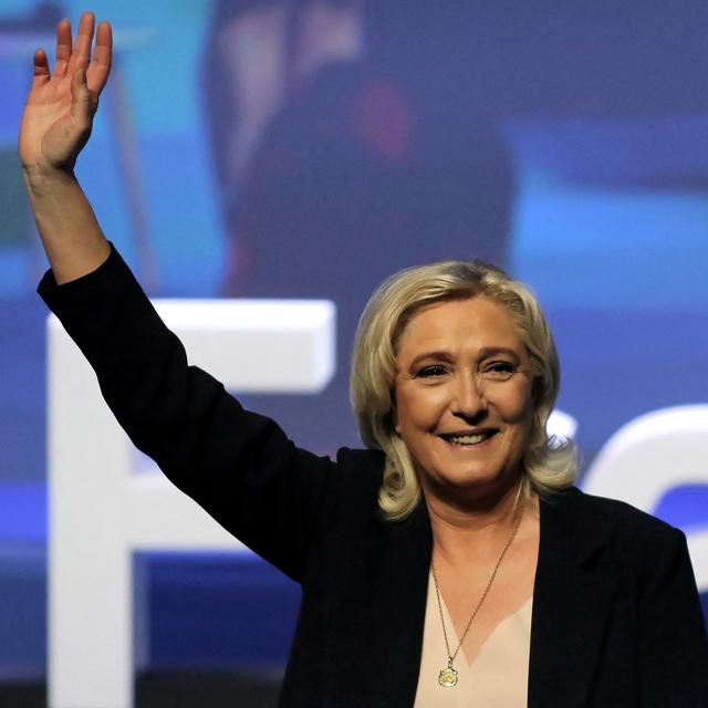 Marine Le Pen a été réélue sans surprise dimanche à la présidence du parti d'extrême droite français Rassemblement national (RN), pour un quatrième mandat, qu'elle devrait temporairement quitter à l'automne pour se consacrer à la présidentielle. [AFP - VALENTINE CHAPUIS]