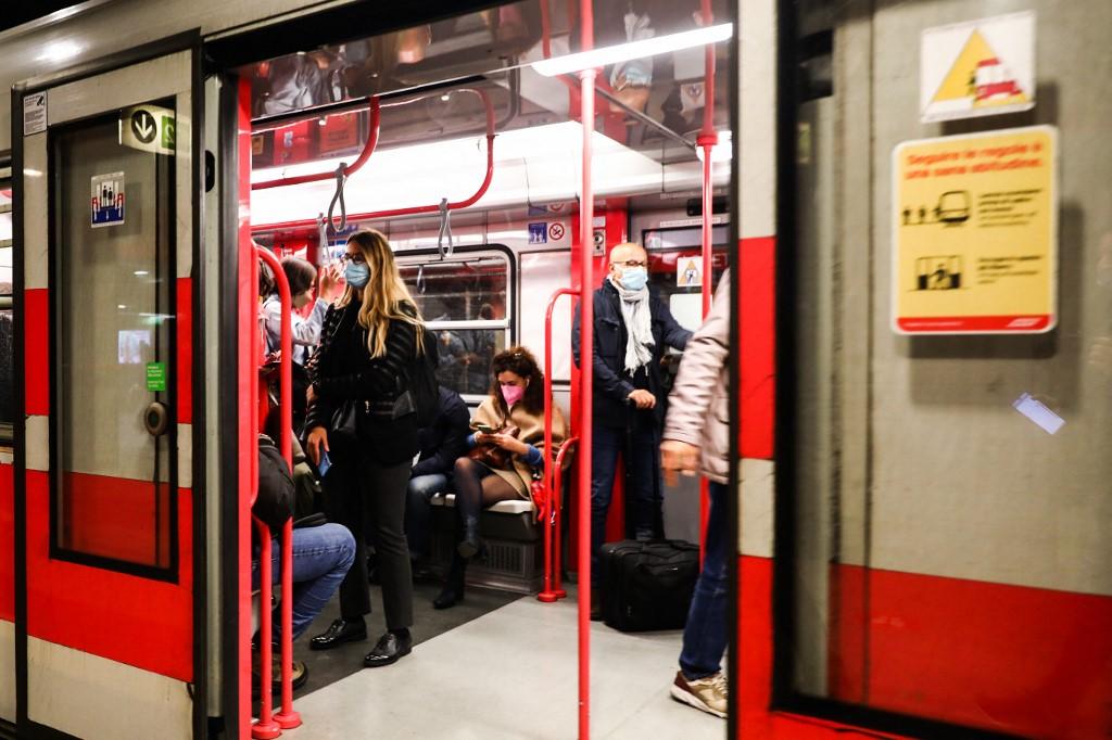 Des passagers masqués dans le métro de Milan. [NurPhoto via AFP - Beata Zawrzel]