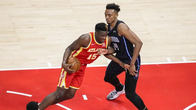 Capela (à g.) et son équipe sont sur la pente ascendante depuis l'arrivée du coach Nate McMillan. [Dale Zanine / JustPictures.ch]