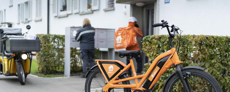 L'entreprise de livraison de repas eat.ch doit s'enregistrer auprès de la Commission fédérale de la Poste (PostCom) d'ici novembre. Ses services relèvent d'activités postales au sens de la loi sur la Poste. L'entreprise va faire recours contre cette décision. [KEYSTONE - GAETAN BALLY]