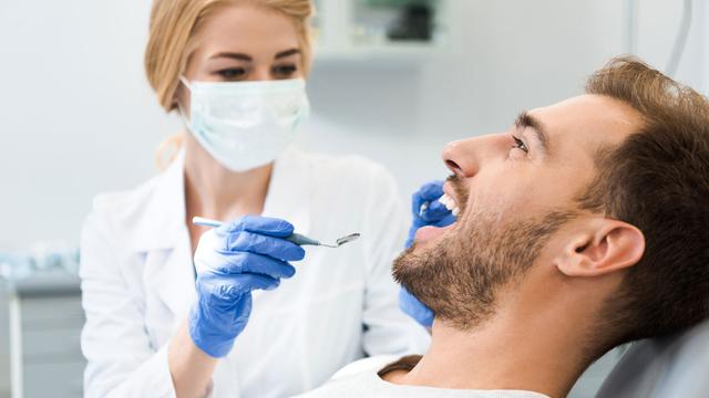 Une dentiste examine son patient. [Depositphotos - AllaSerebrina]