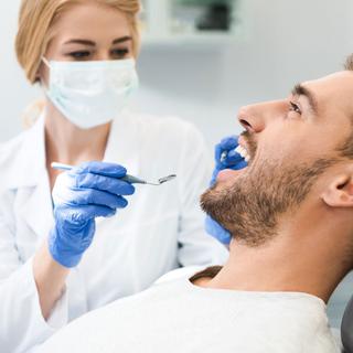 Une dentiste examine son patient. [Depositphotos - AllaSerebrina]