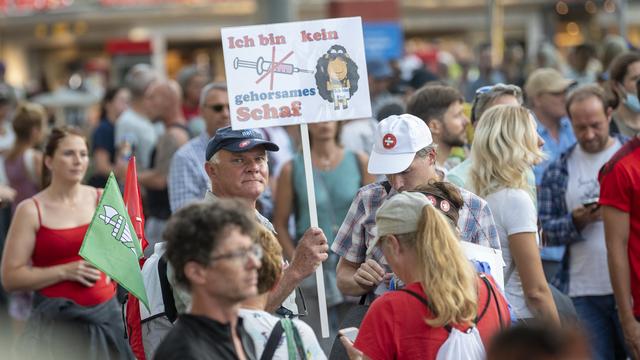 Une manifestation spontanée contre l'extension du pass sanitaire s'est déroulée mercredi à Berne. [KEYSTONE - Marcel Bieri]