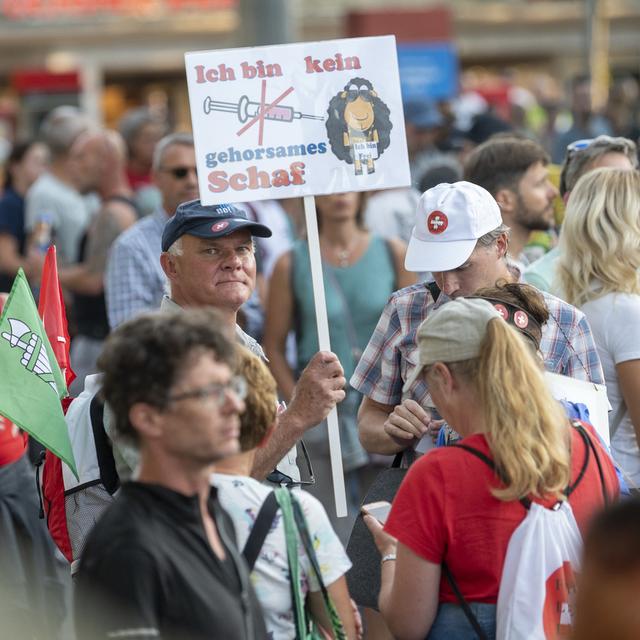 Une manifestation spontanée contre l'extension du pass sanitaire s'est déroulée mercredi à Berne. [KEYSTONE - Marcel Bieri]