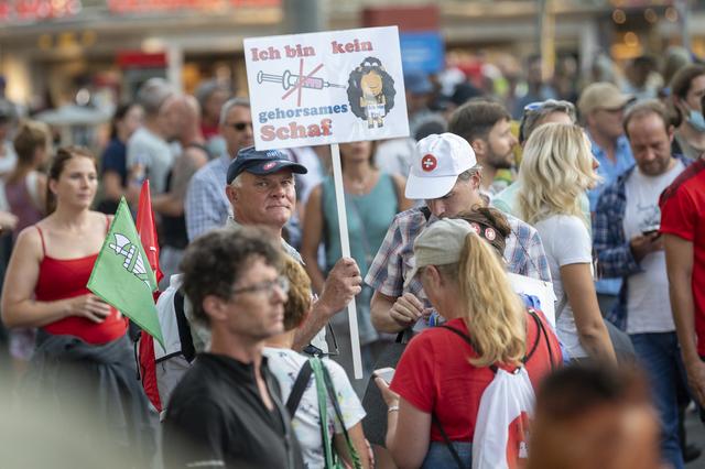 Une manifestation spontanée contre l'extension du pass sanitaire s'est déroulée mercredi à Berne. [KEYSTONE - Marcel Bieri]