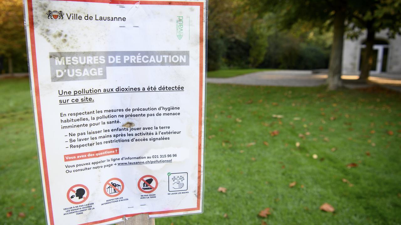 Un panneau annonce les mesures de précaution dans la zone de l'Hermitage, à Lausanne. [KEYSTONE - LAURENT GILLIERON]