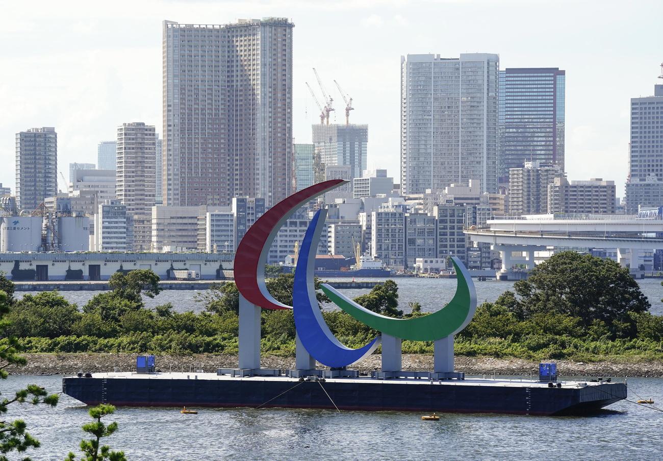 Le logo des Jeux paralympiques a pris possession des lieux. [Keystone - Kimimasa Mayama]