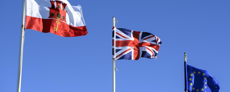 Les drapeaux de Gibraltar, du Royaume-Uni et de l'Union européenne. [Keystone - Anthony Anex]