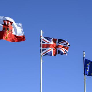 Les drapeaux de Gibraltar, du Royaume-Uni et de l'Union européenne. [Keystone - Anthony Anex]