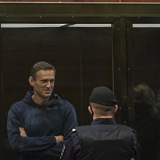 Alexeï Navalny a été placé dans une cage de verre pour cette audience. [Keystone - EPA/Moscow City Court Press Service]
