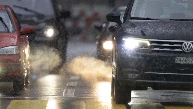 Avec la pluie, les résidus de pneus partent souvent directement dans les cours d'eau. [Keystone - Gaëtan Bally]