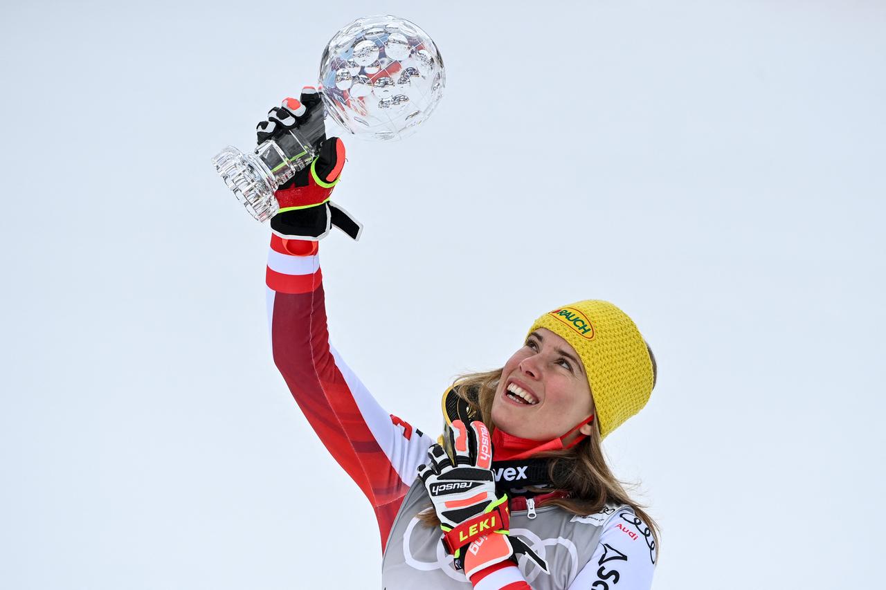 Katharina Liensberger, radieuse avec son petit globe. [Keystone - Fabrice Coffrini]