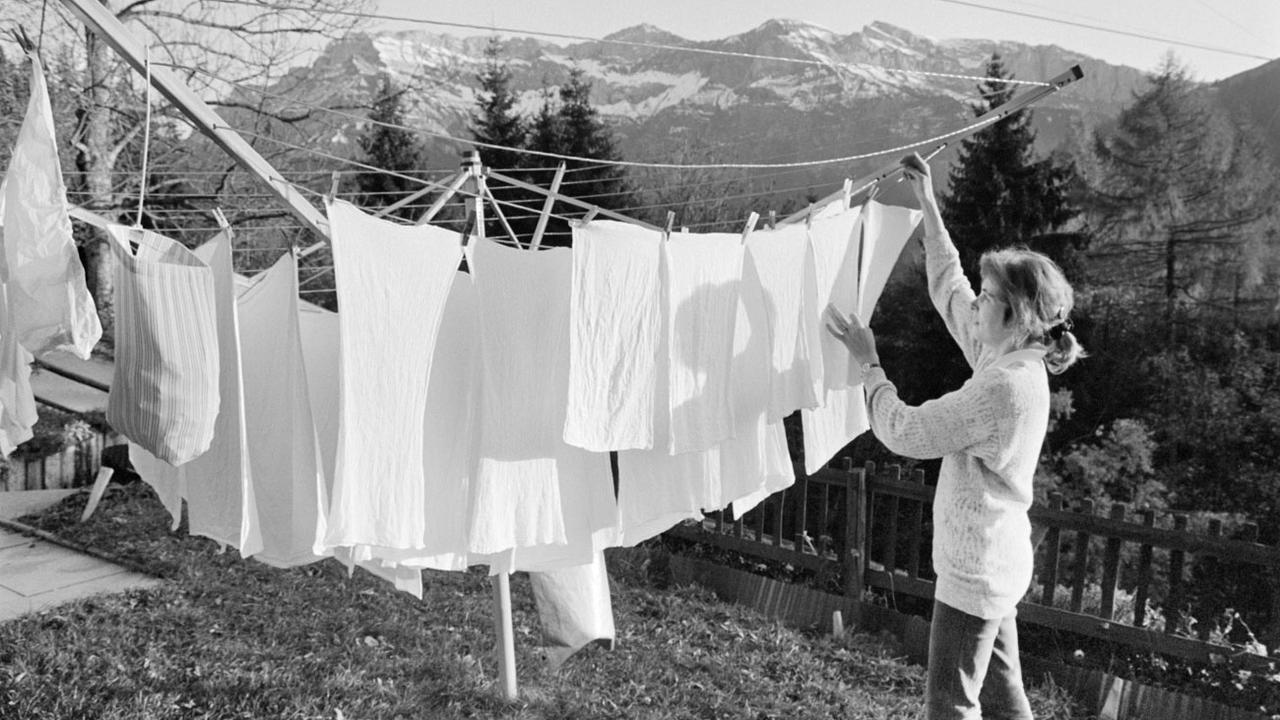 Une femme étend son linge à Kriens (Lu), le 10 novembre 1993. [Keystone - STR]