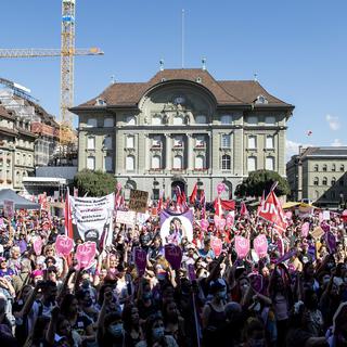 Des milliers de personnes manifestent à Berne contre la réforme de l'AVS, notamment  l'âge de la retraite des femmes. [Keystone - Peter Schneider]