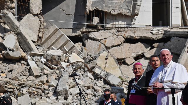 Le départ des chrétiens du Moyen-Orient est "un dommage incalculable", a estimé dimanche le pape François au milieu des décombres de la guerre contre les jihadistes à Mossoul, dans le nord de l'Irak. [AFP - VINCENZO PINTO]