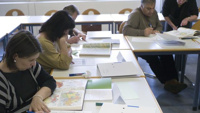 Des participantes à un cours préparatoire à l'examen de naturalisation suisse. [Keystone - Gaetan Bally]