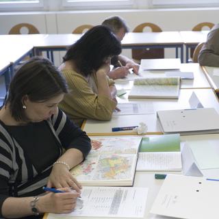 Des participantes à un cours préparatoire à l'examen de naturalisation suisse. [Keystone - Gaetan Bally]