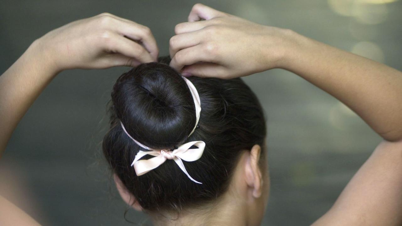 Une jeune ballerine retouche sa coiffure (image d'illustration). [Keystone/AP Photo - Leslie Mazoch]