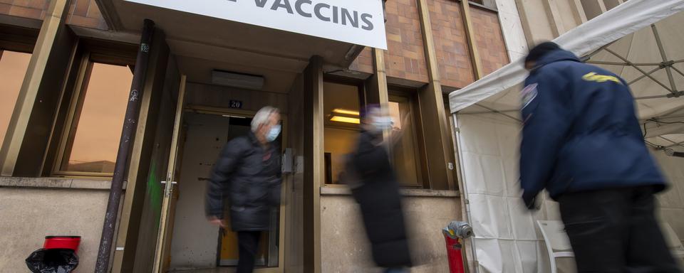 Un centre de vaccination à Genève. [Keystone - Martial Trezzini]