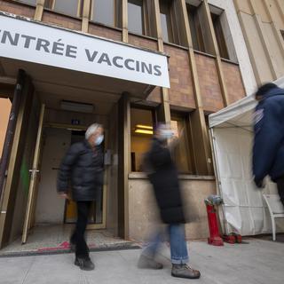 Un centre de vaccination à Genève. [Keystone - Martial Trezzini]