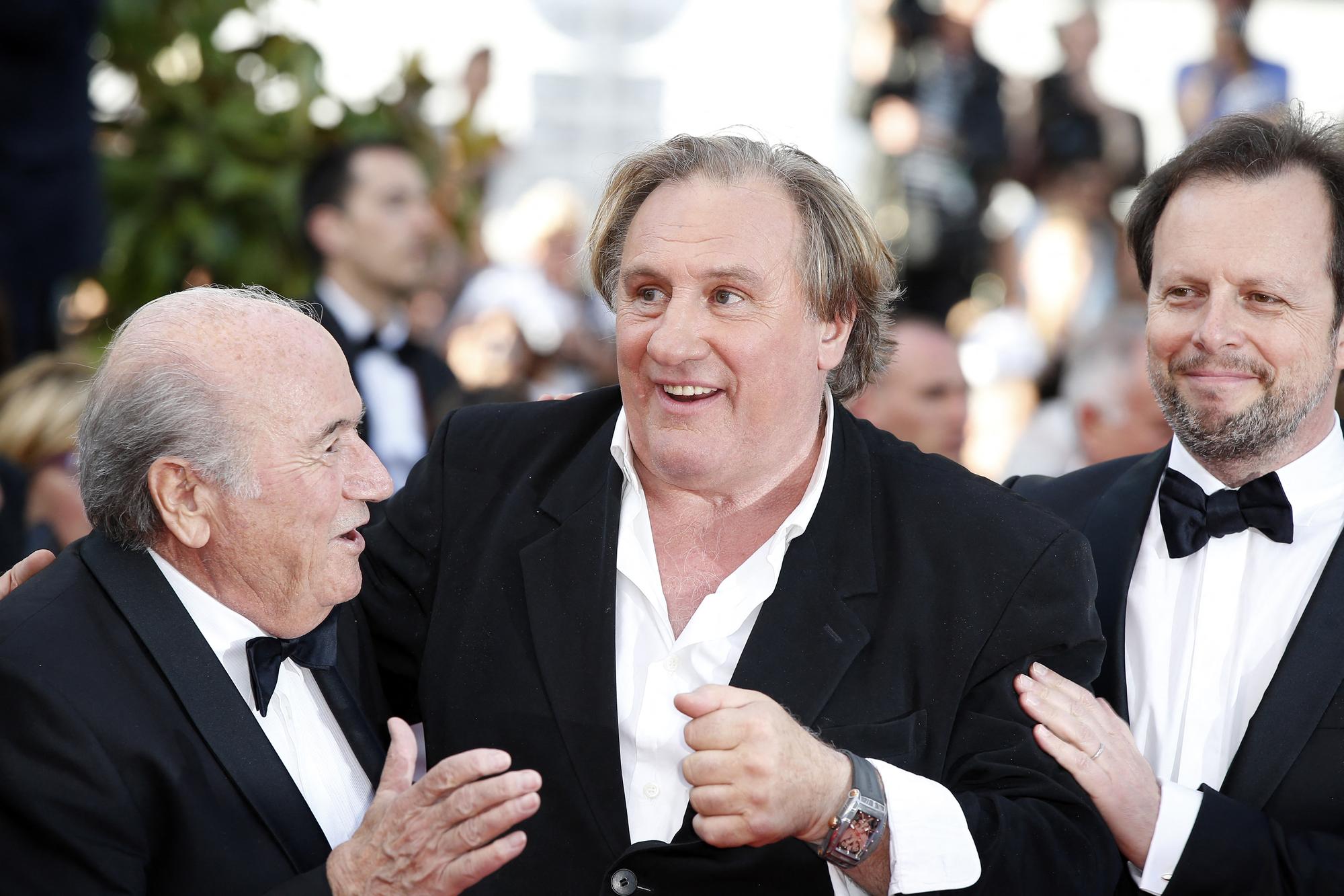 Sepp Blatter, Gérard Depardieu et Frédéric Auburtin à Cannes pour la première du film "United Passions" le 18 mai 2014. [AFP - VALERY HACHE]